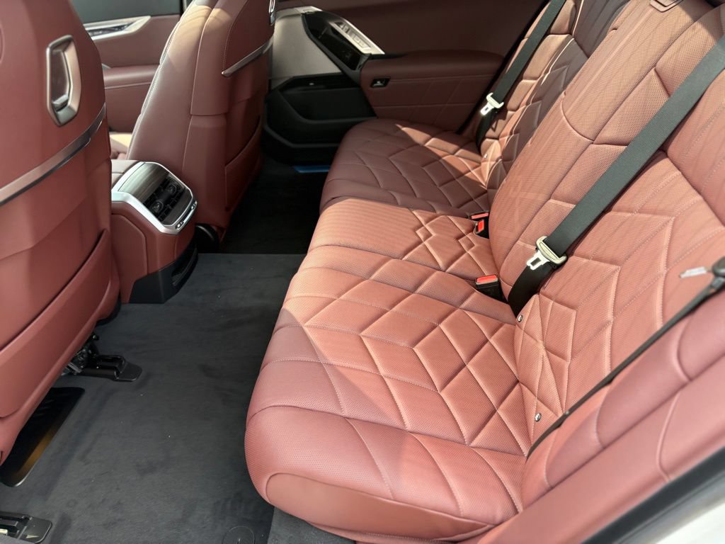 Certified 2025 BMW 760i xDrive w/ Executive Package image 18