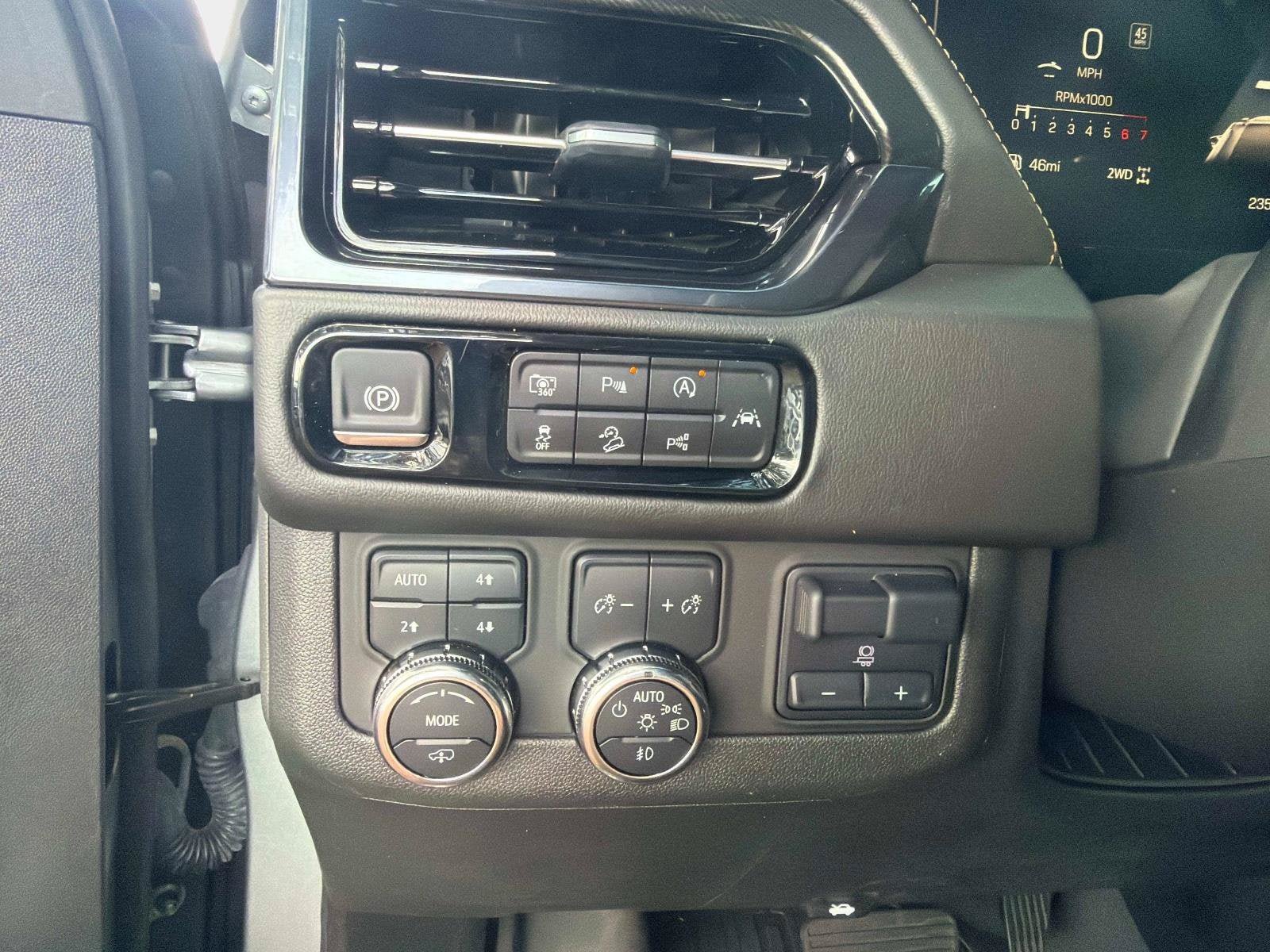 Used 2025 GMC Yukon AT4 w/ AT4 Premium Plus Package AWD/4WD image 22
