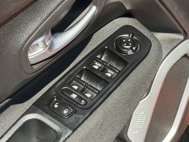 Used 2021 Jeep Renegade Latitude w/ Convenience Group AWD/4WD image 18