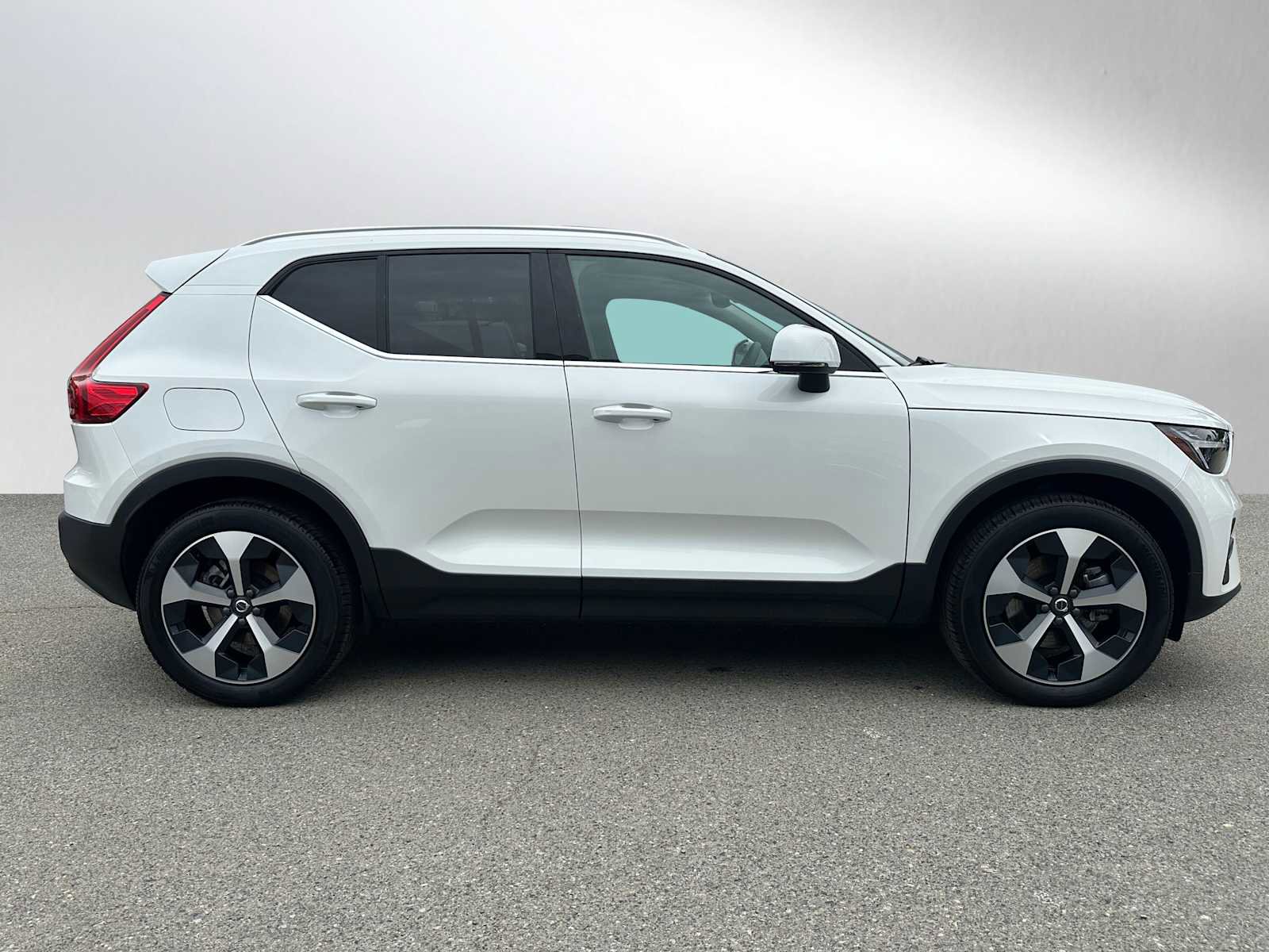 Used 2025 Volvo XC40 B5 Core w/ Protection Package Premier AWD/4WD image 2