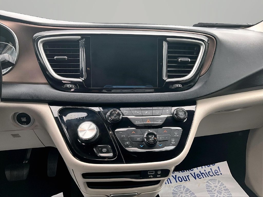 Used 2019 Chrysler Pacifica Touring-L w/ Advanced Safetytec Group FWD image 6