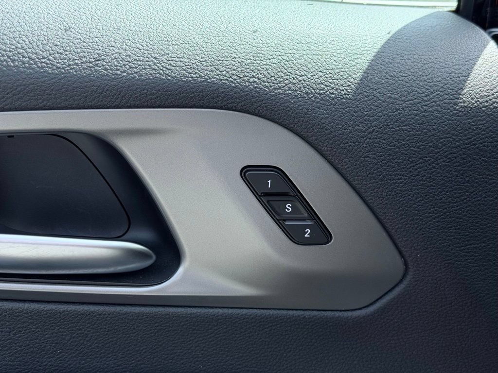 Certified 2025 Chrysler Pacifica Select FWD image 15