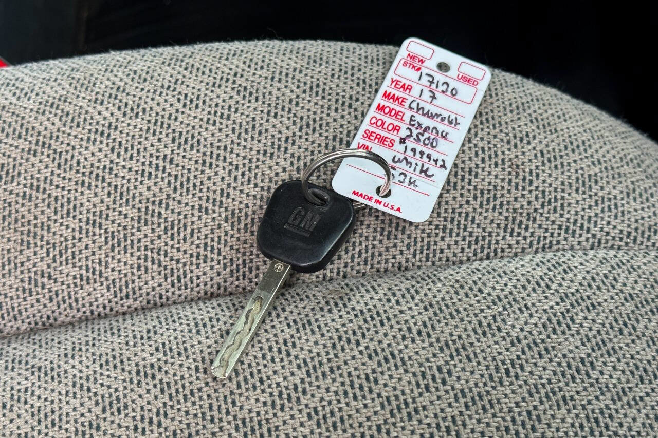 Used 2017 Chevrolet Express 2500 image 32