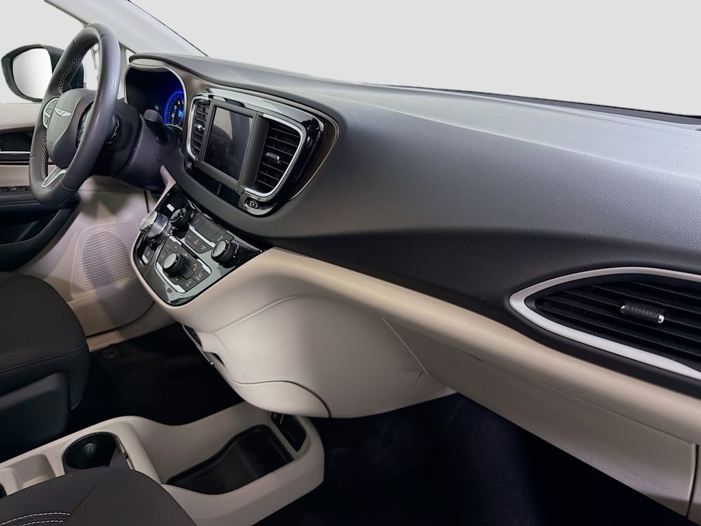 Used 2023 Chrysler Voyager LX image 31