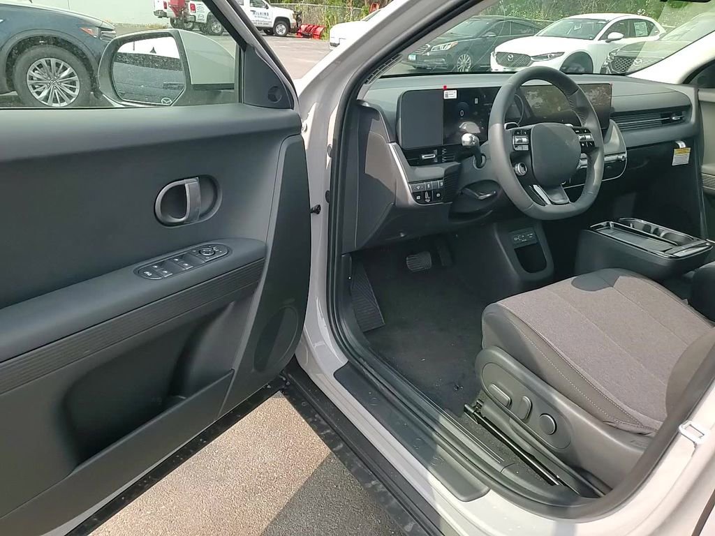New 2025 Hyundai Ioniq 5 SE image 12