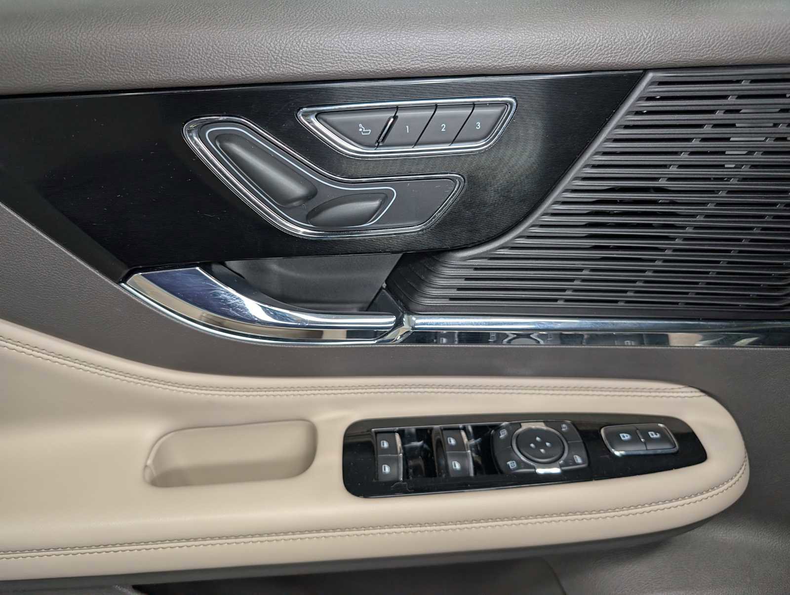 Certified 2022 Lincoln Corsair AWD w/ Premium Package image 39