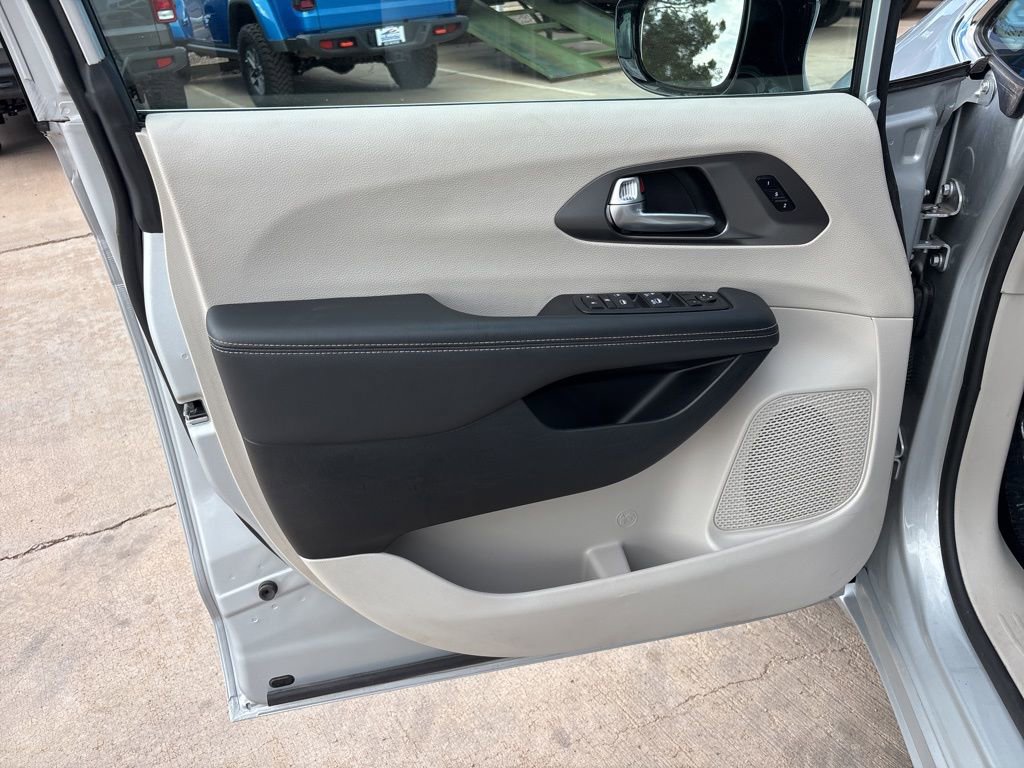 Used 2024 Chrysler Pacifica Touring-L image 13