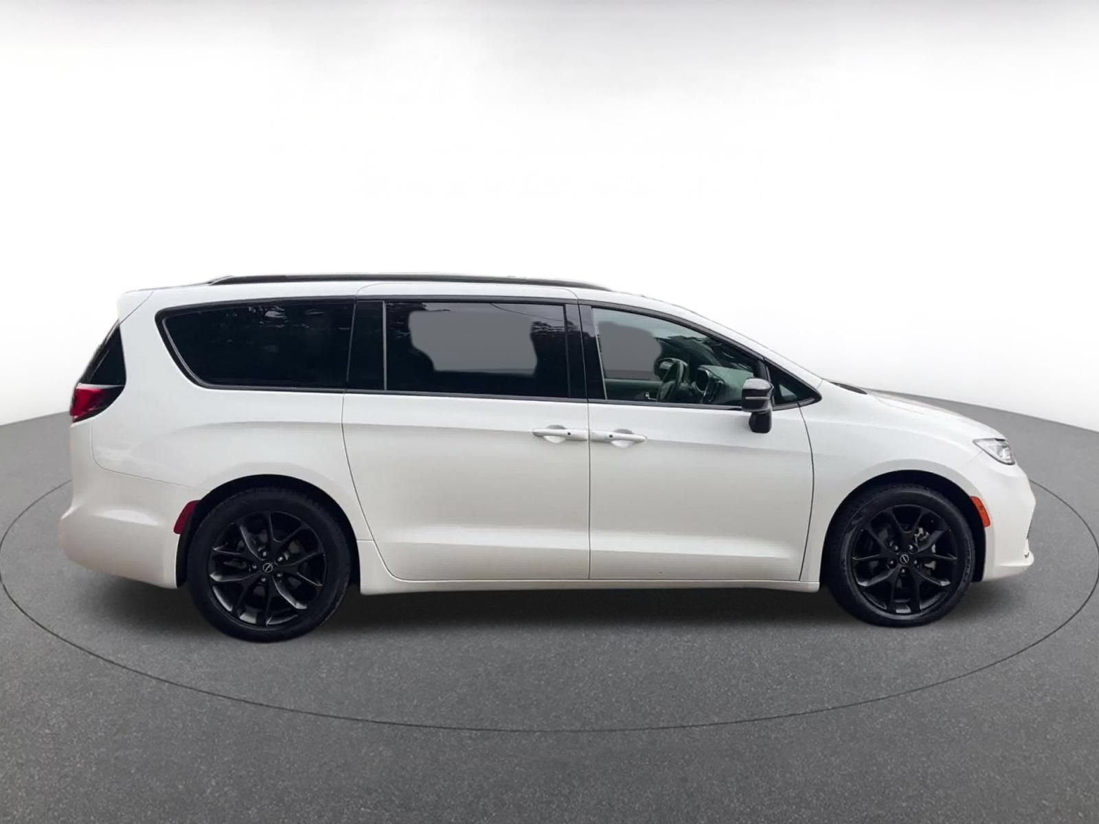 Used 2025 Chrysler Pacifica Limited FWD image 15