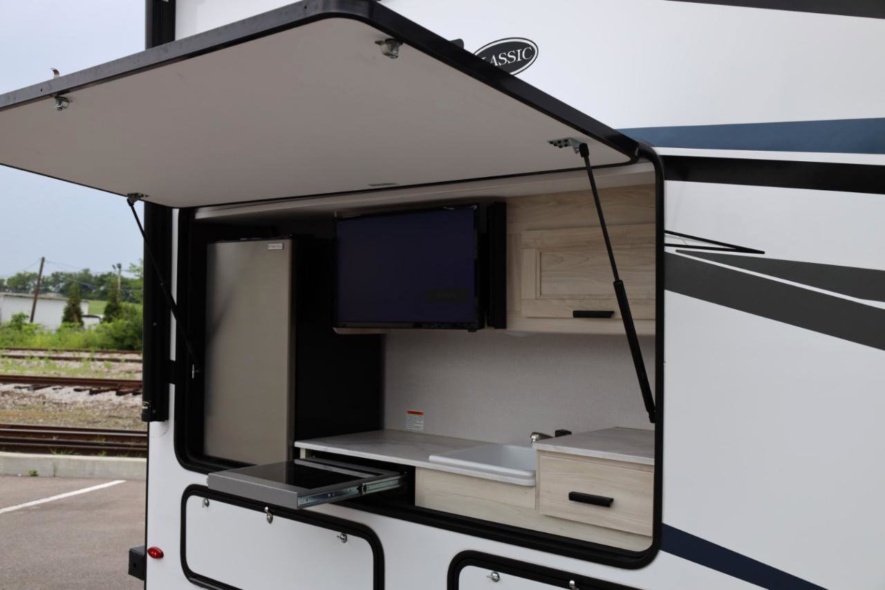 Used 2022 Ford E-450 and Econoline 450 Super Duty w/ Motorhome Prep Package RWD image 67