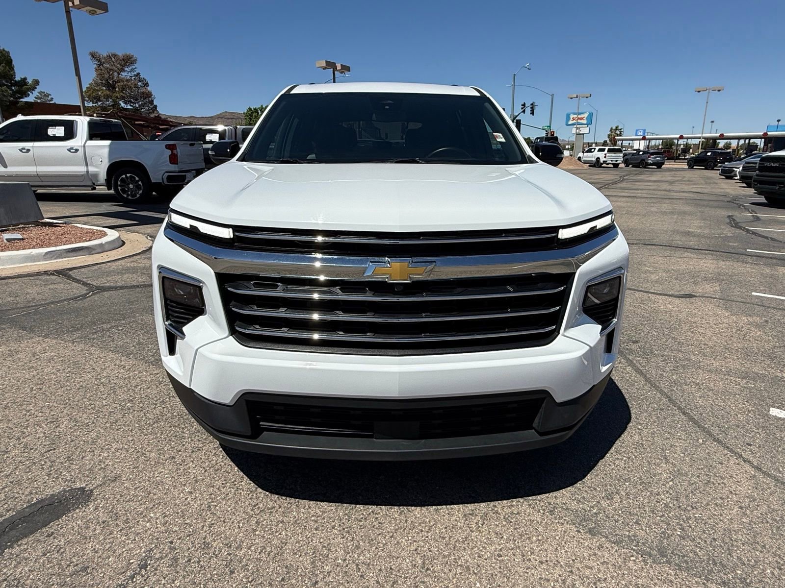 Used 2025 Chevrolet Traverse LT FWD image 2