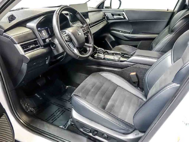Used 2025 Mitsubishi Outlander SE AWD/4WD image 13