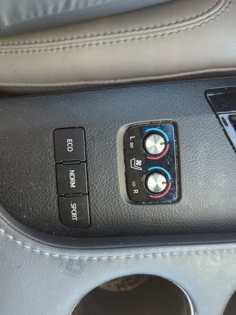 Used 2013 Toyota Avalon Limited w/ Technology Pkg FWD image 8