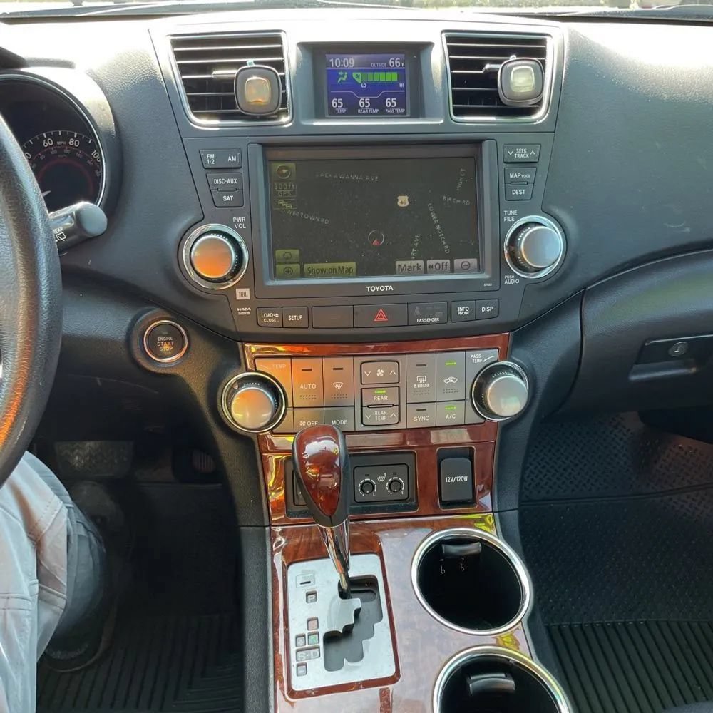Used 2012 Toyota Highlander Limited w/ Tow Pkg AWD/4WD image 26