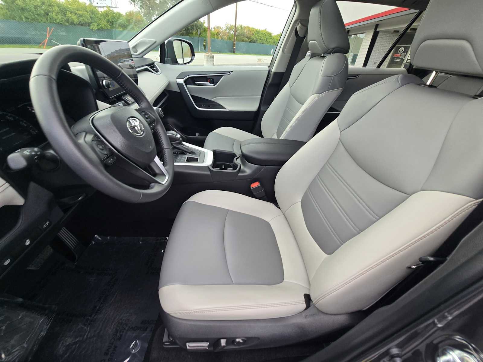 Used 2025 Toyota RAV4 XLE Premium image 23