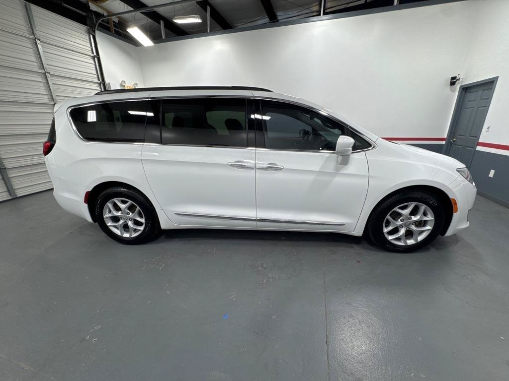 Used 2017 Chrysler Pacifica Touring-L w/ Tire & Wheel Group FWD image 6