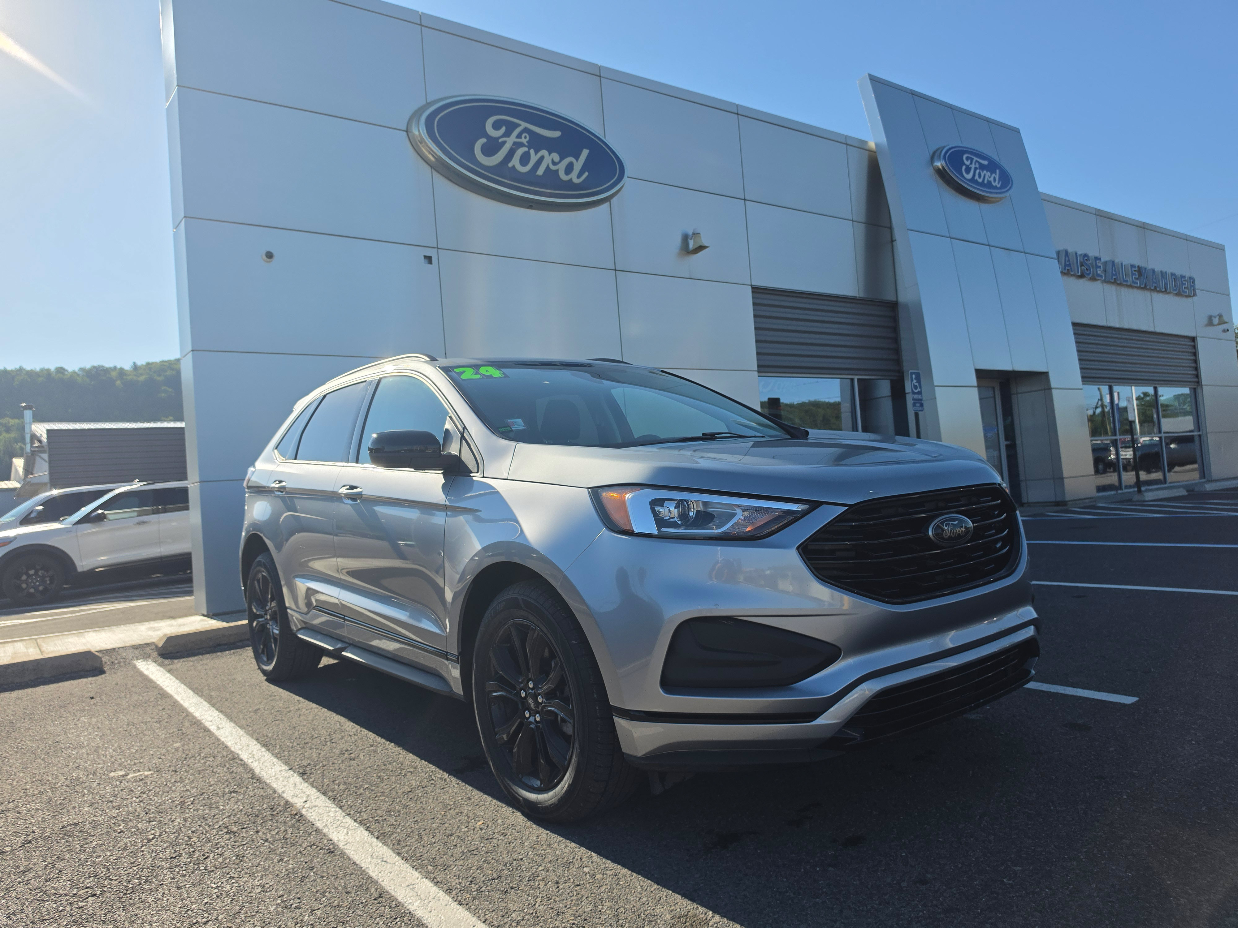 Used 2024 Ford Edge SE w/ Black Appearance Package AWD/4WD image 1