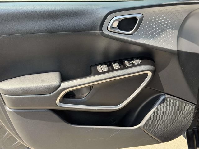 Used 2025 Kia Soul LX w/ LX Technology Package FWD image 17