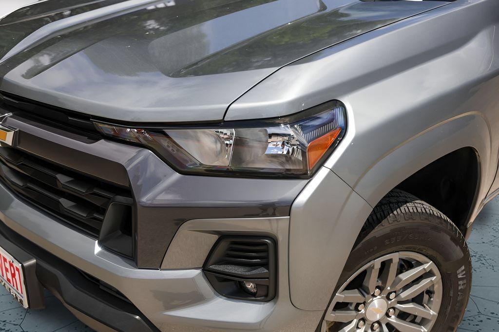 Used 2023 Chevrolet Colorado LT w/ LT Convenience Package II AWD/4WD image 3