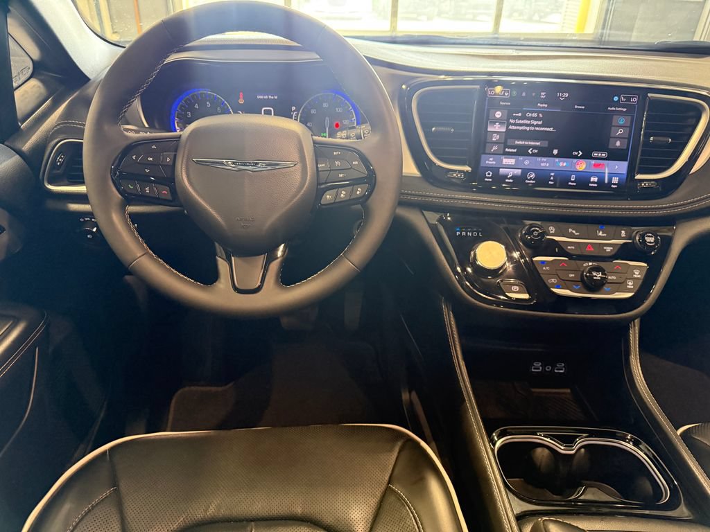 Used 2025 Chrysler Pacifica Limited FWD image 8