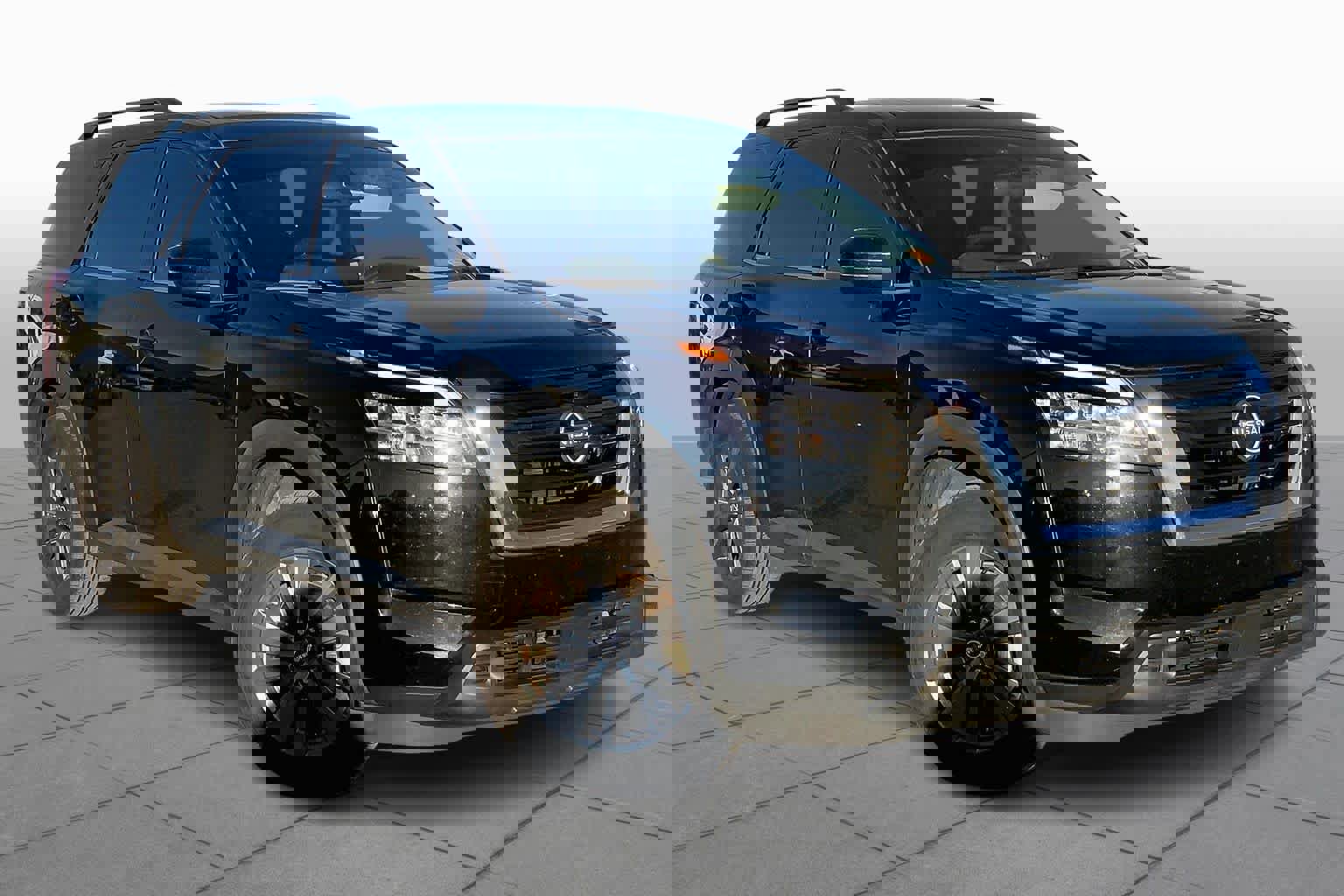 Used 2022 Nissan Pathfinder SV w/ SV Premium Package image 2