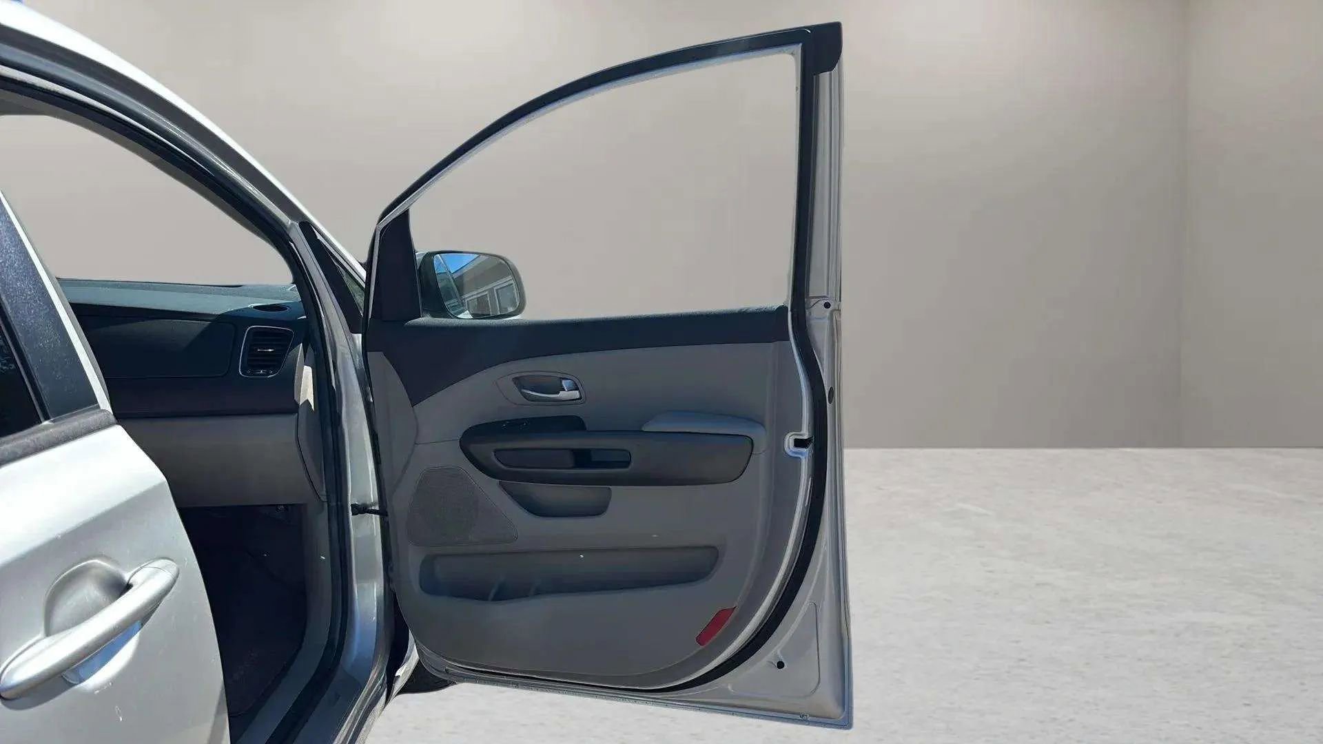 Used 2017 Kia Sedona LX image 20