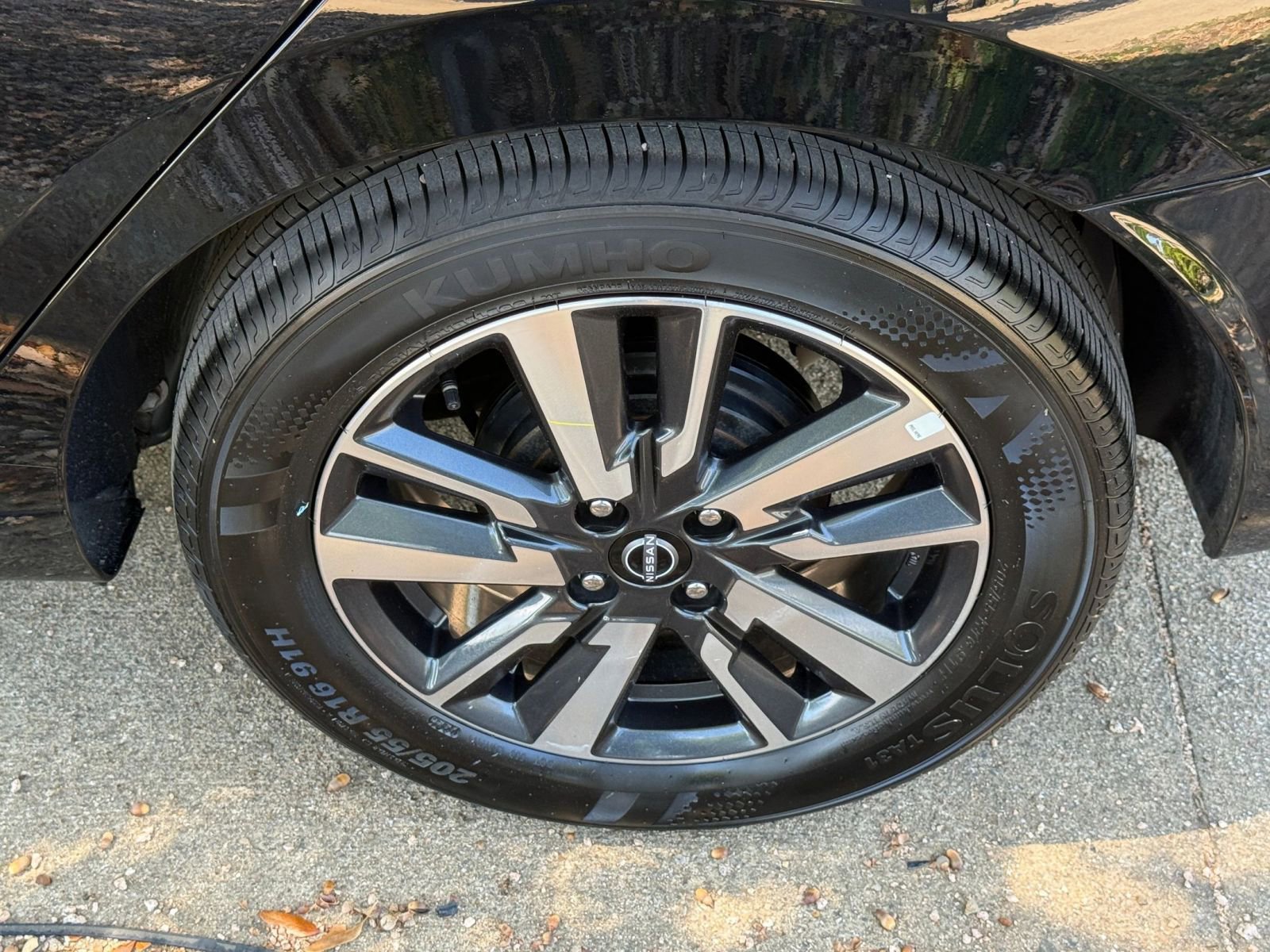 Used 2025 Nissan Versa SV image 30