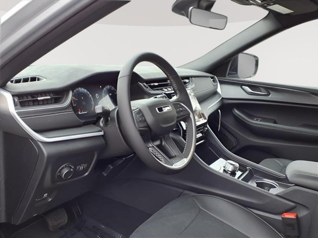 New 2025 Jeep Grand Cherokee Altitude AWD/4WD image 10