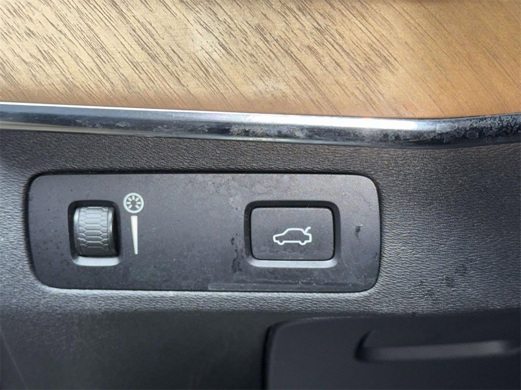 Used 2022 Volvo XC90 T6 Momentum w/ Advanced Package image 24