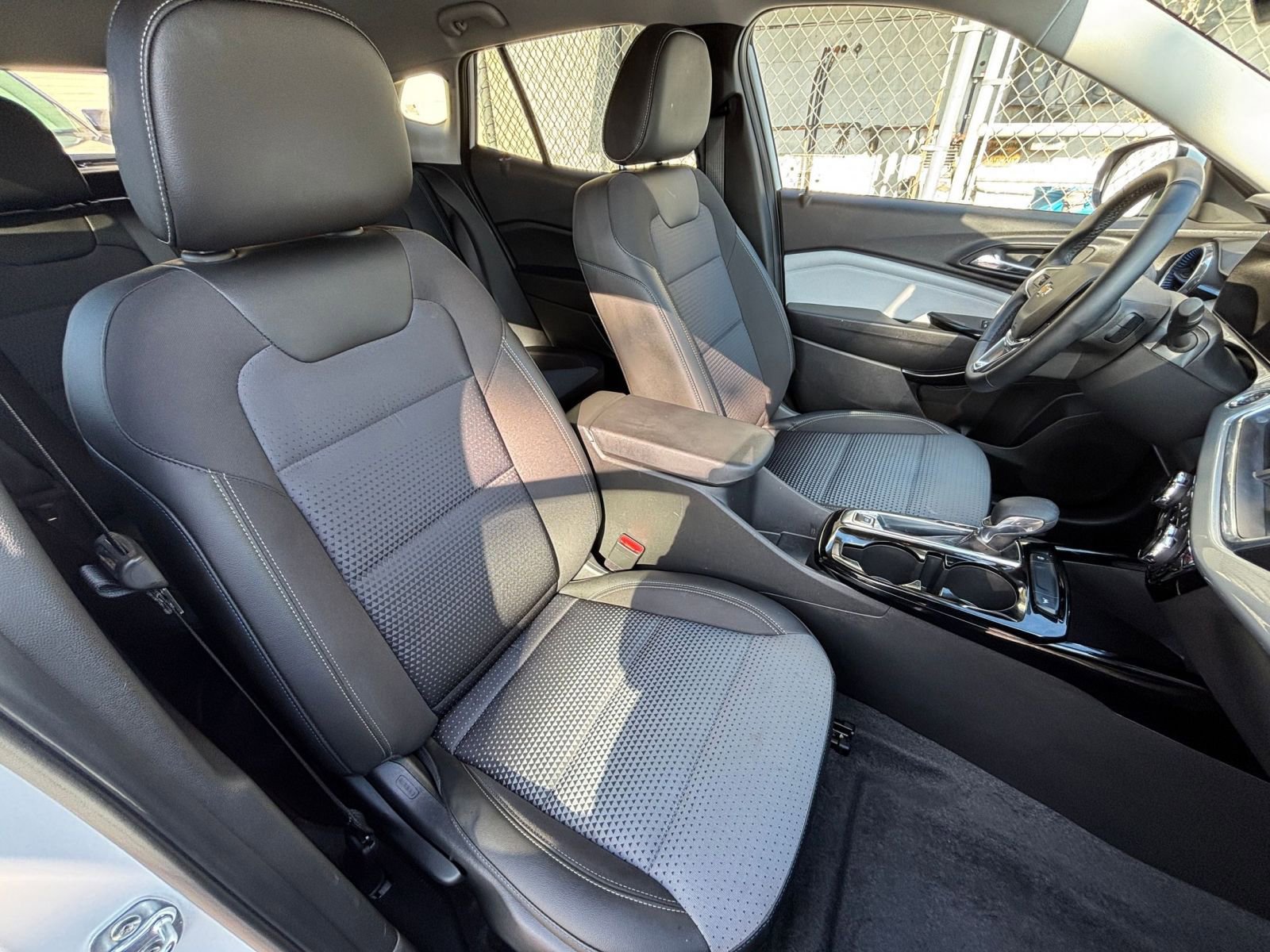 Used 2025 Chevrolet Trax LT w/ LT Convenience Package image 36