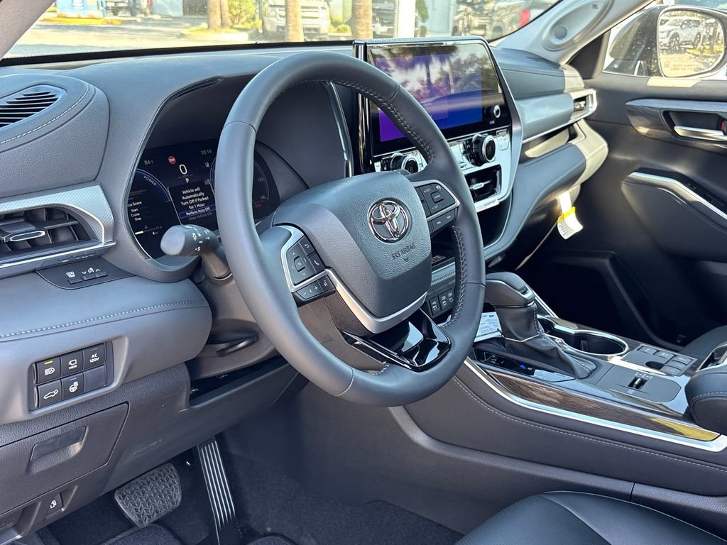 New 2026 Toyota Highlander Platinum image 7