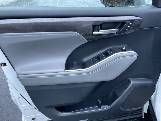 Used 2023 Toyota Highlander Limited AWD/4WD image 23