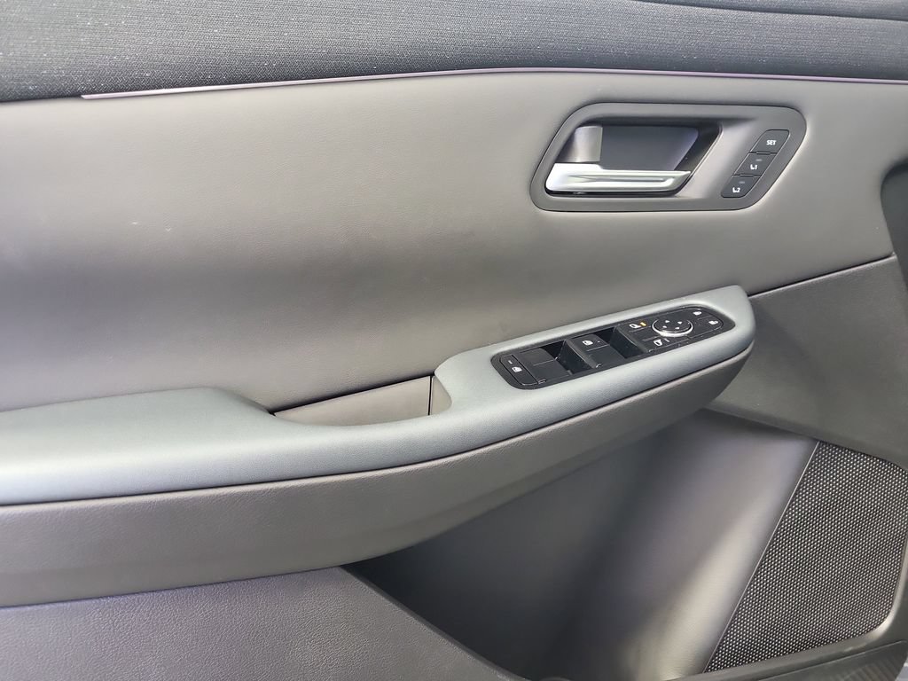 New 2026 Nissan Leaf Platinum+ w/ Illuminated Package FWD image 8