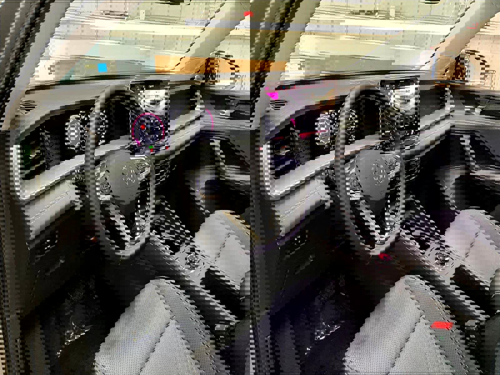 Used 2025 Volkswagen Tiguan SE w/ Panoramic Sunroof Package image 16