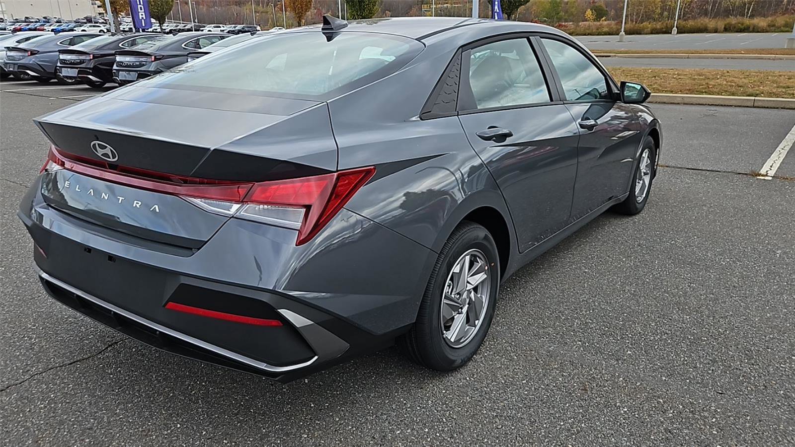 New 2025 Hyundai Elantra SE image 7
