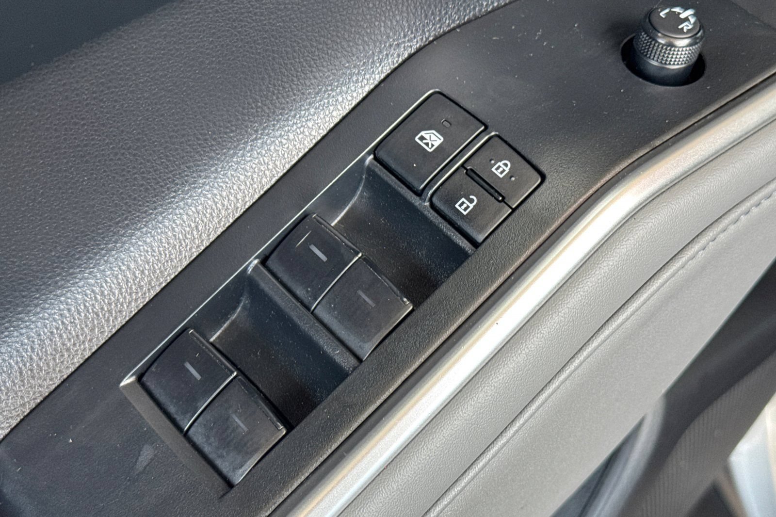 Used 2022 Toyota Highlander XLE AWD/4WD image 13