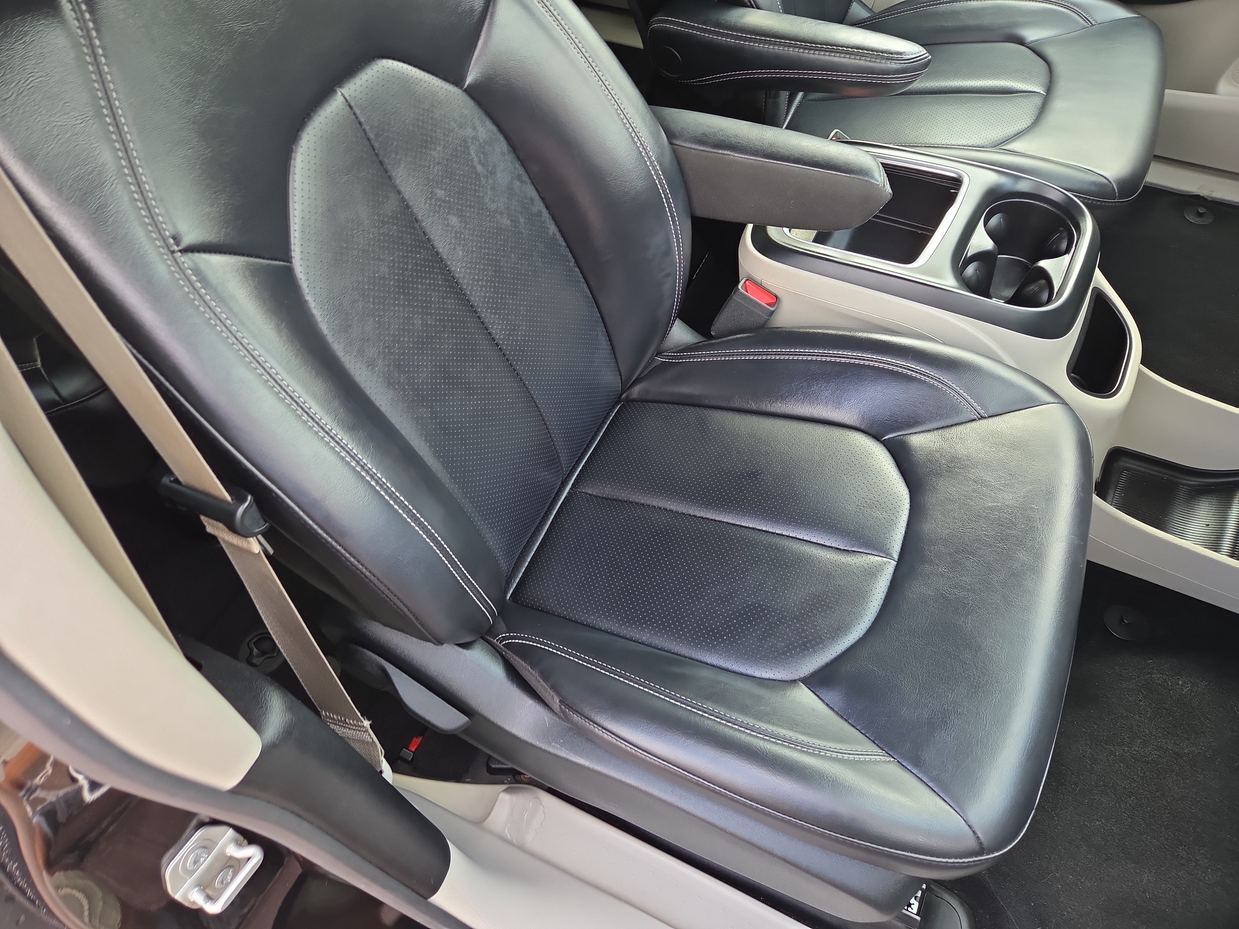 Used 2023 Chrysler Pacifica Touring-L FWD image 16