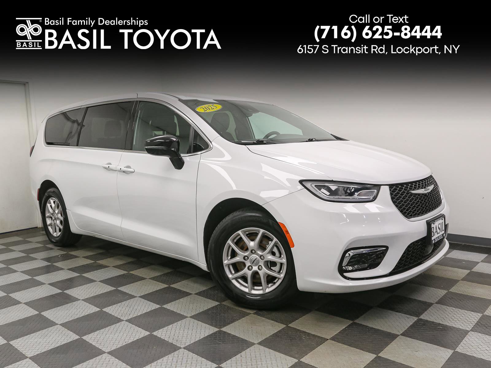 Used 2025 Chrysler Pacifica Select image 1