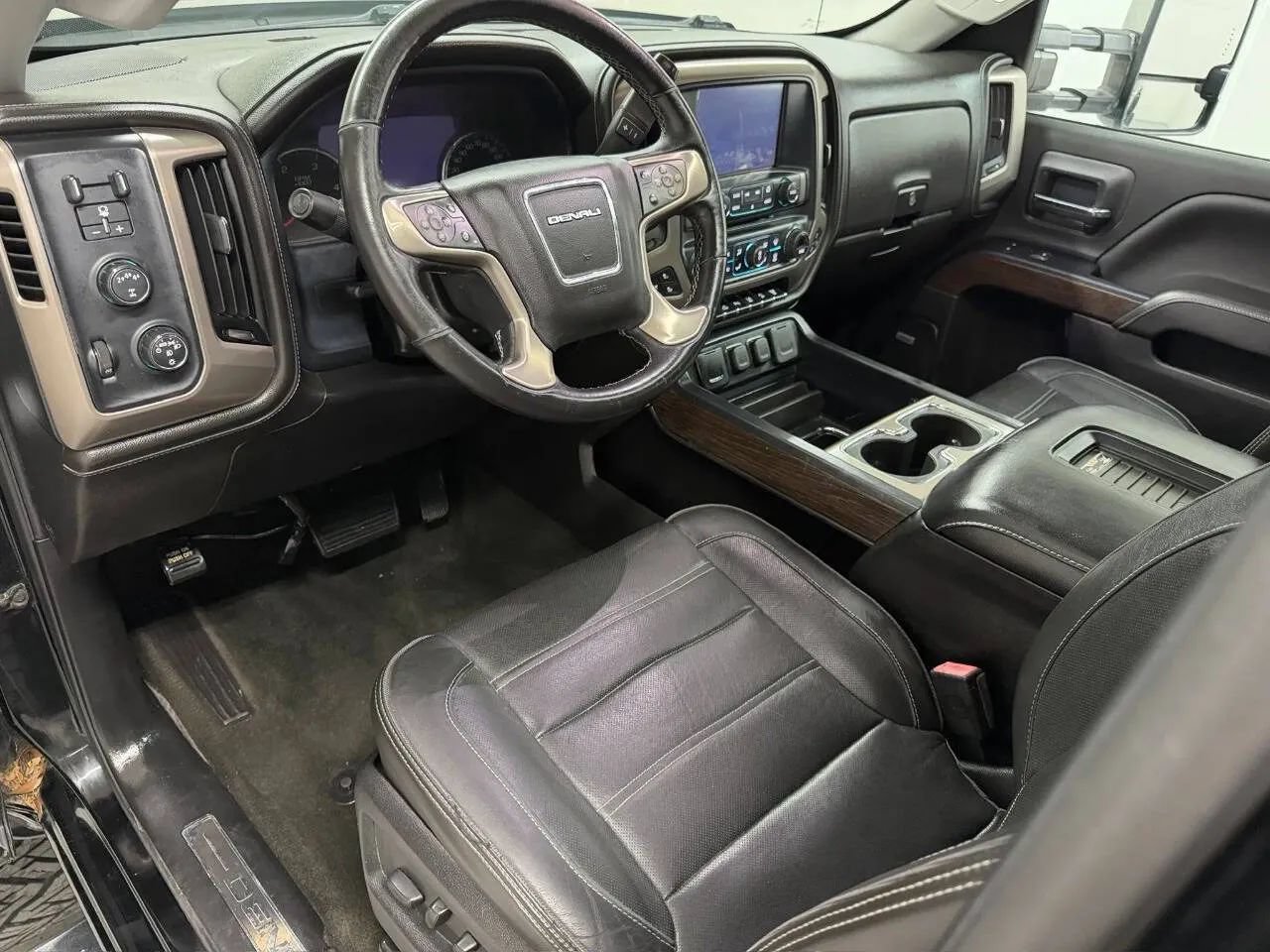 Used 2018 GMC Sierra 2500 Denali w/ Duramax Plus Package AWD/4WD image 9