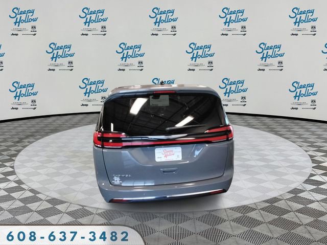 Used 2025 Chrysler Pacifica Select image 6