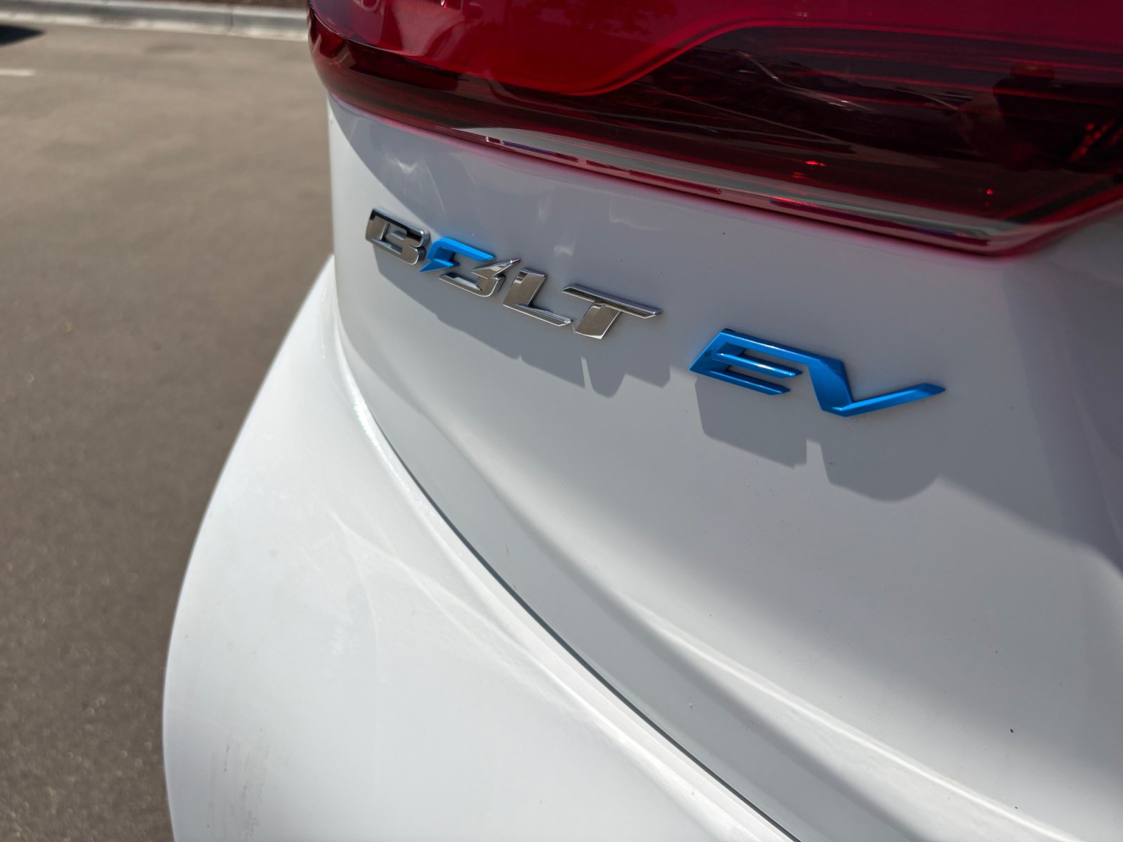 Used 2018 Chevrolet Bolt Premier w/ Infotainment Package FWD image 23