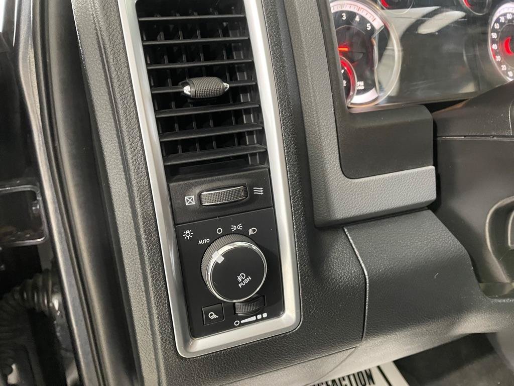 Used 2015 RAM 1500 Classic SLT w/ SLT Plus D←cor Group AWD/4WD image 28