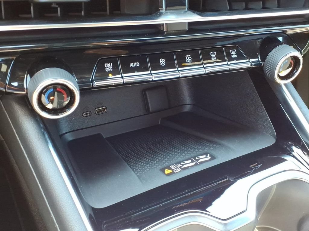 Used 2025 Chevrolet Traverse LT FWD image 12