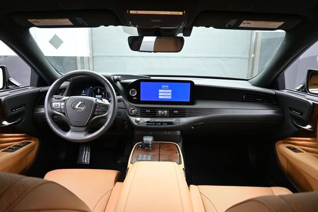 Used 2025 Lexus LS 500 w/ Accessory Package (Z1) RWD image 19