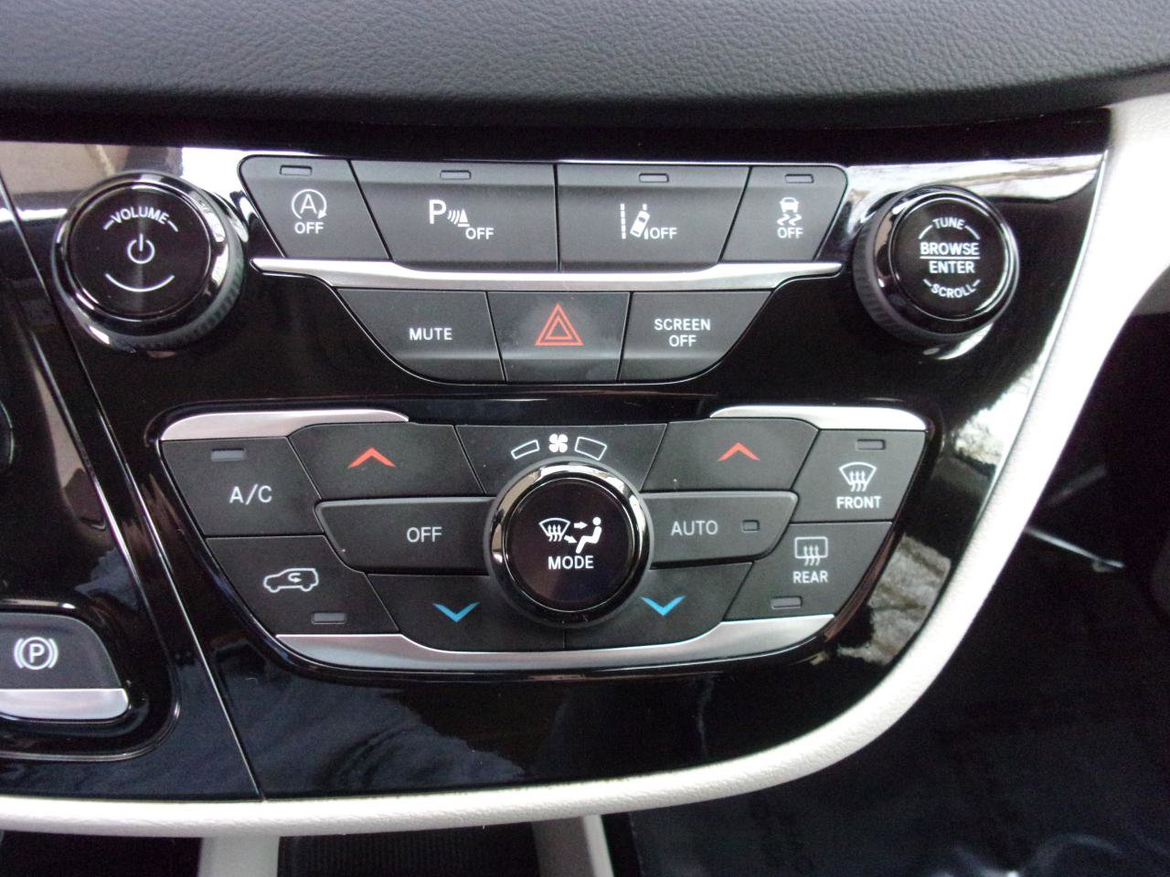 Used 2023 Chrysler Pacifica Touring-L image 30