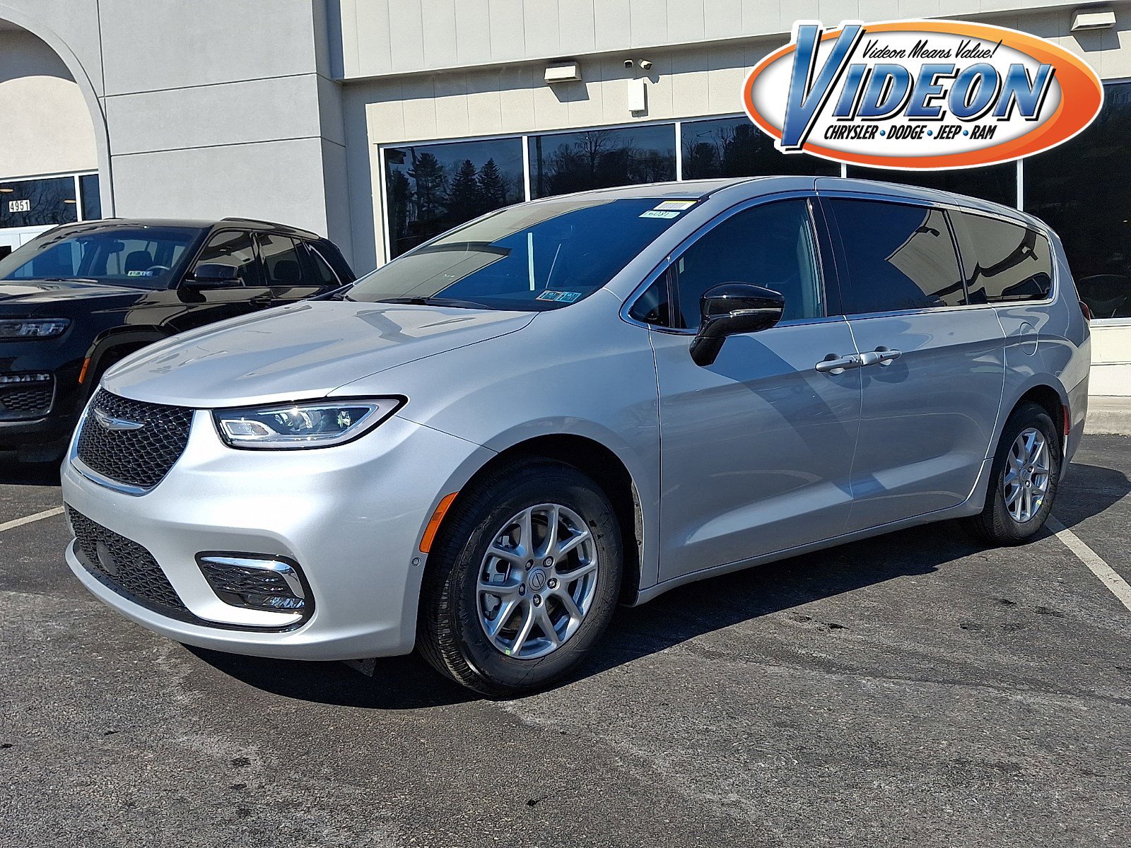 New 2026 Chrysler Pacifica Select image 1