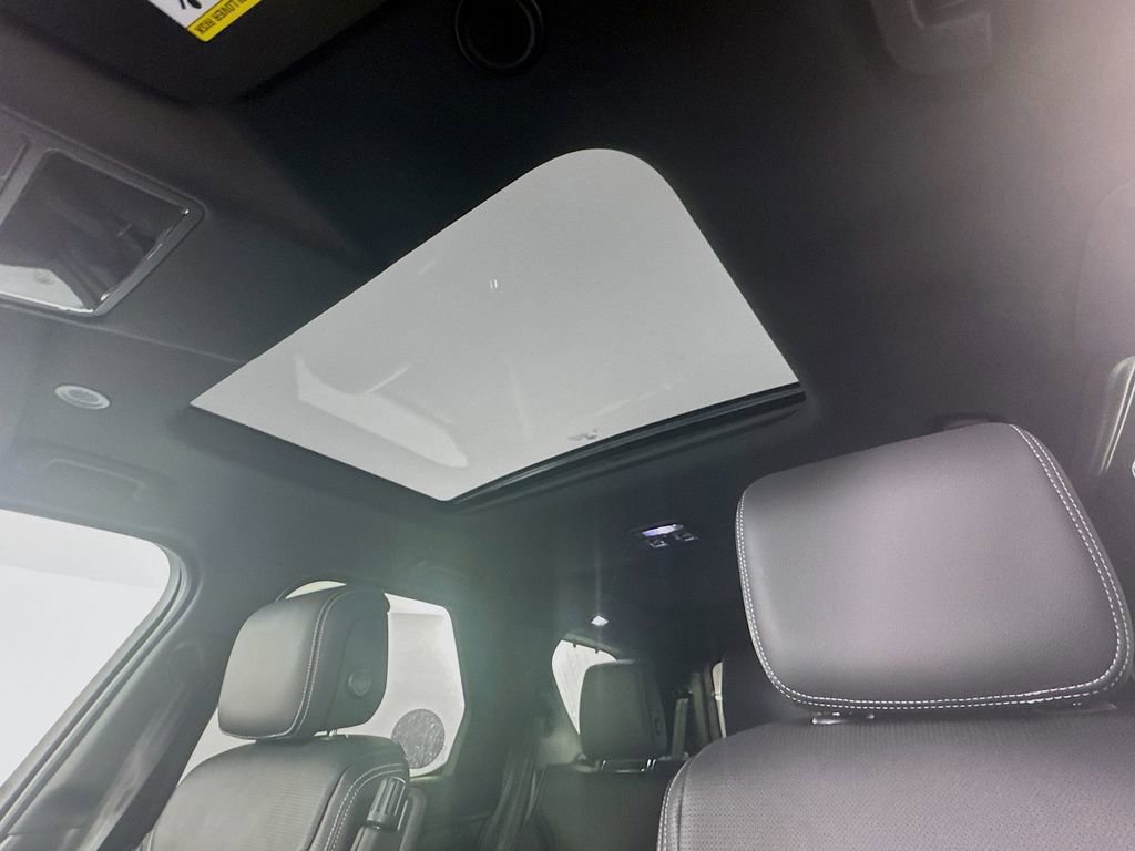 New 2025 Land Rover Discovery Dynamic SE image 21