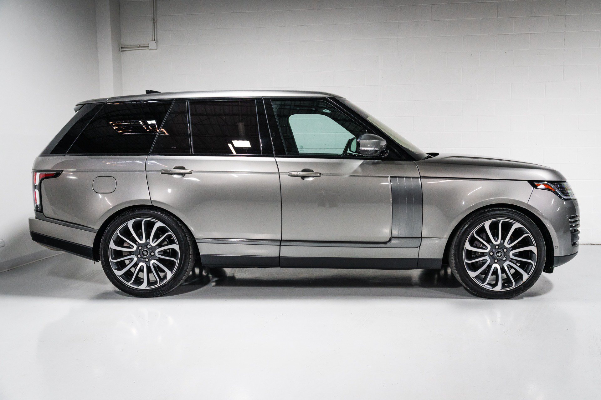 Used 2018 Land Rover Range Rover HSE AWD/4WD image 2