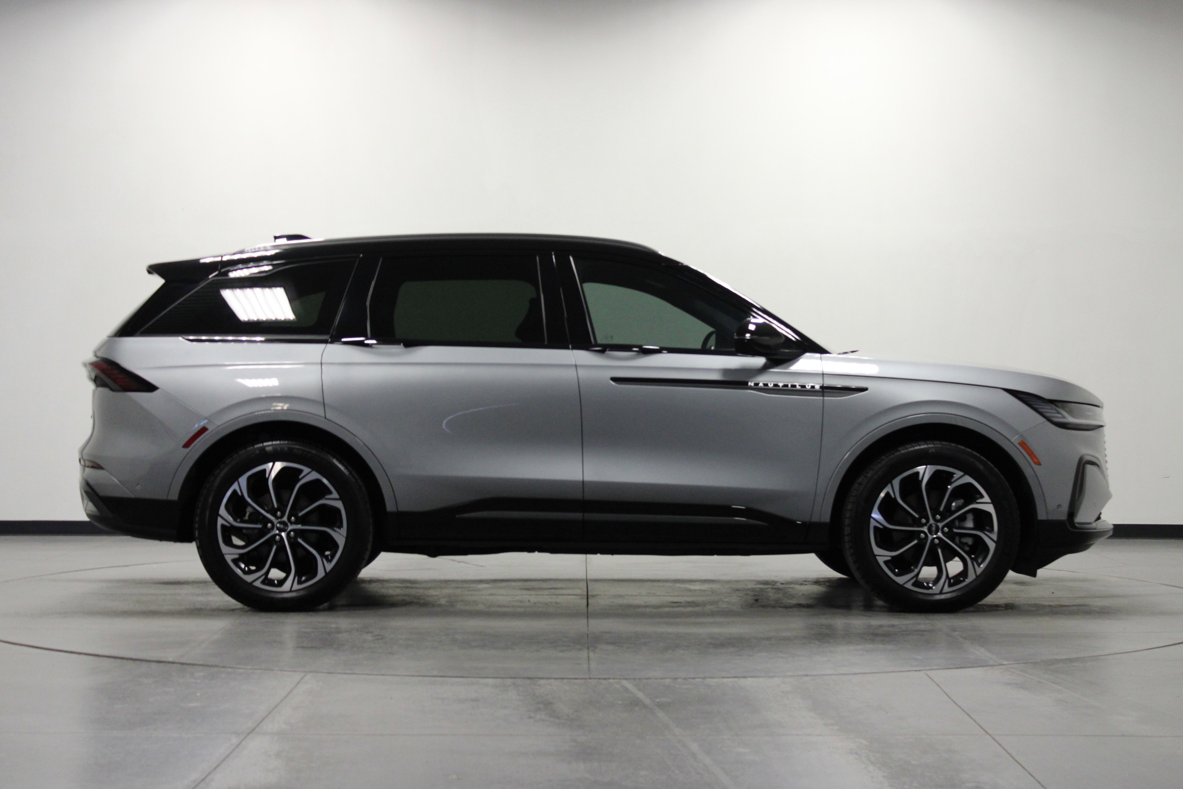 Used 2024 Lincoln Nautilus Reserve w/ Jet Appearance Package (87T) image 3