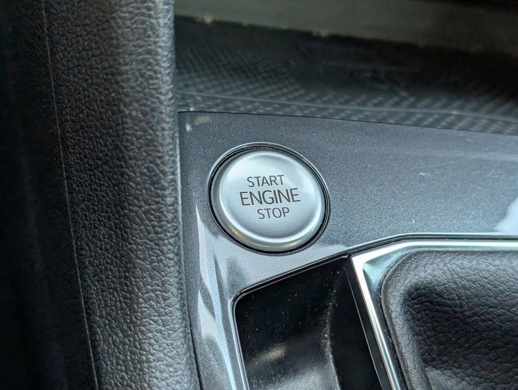 Used 2022 Volkswagen Tiguan SE R-Line image 17