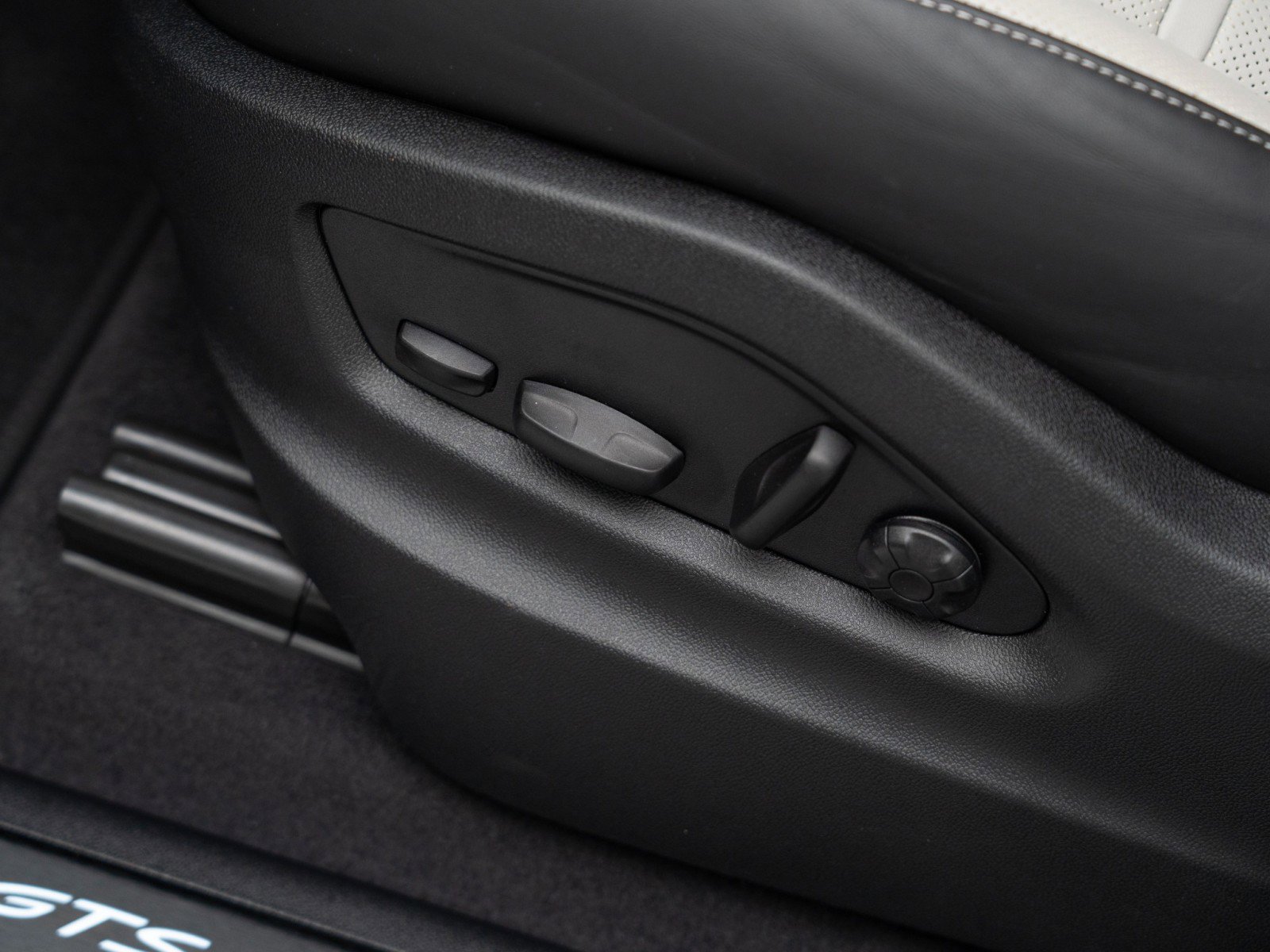 Certified 2025 Porsche Cayenne GTS image 15